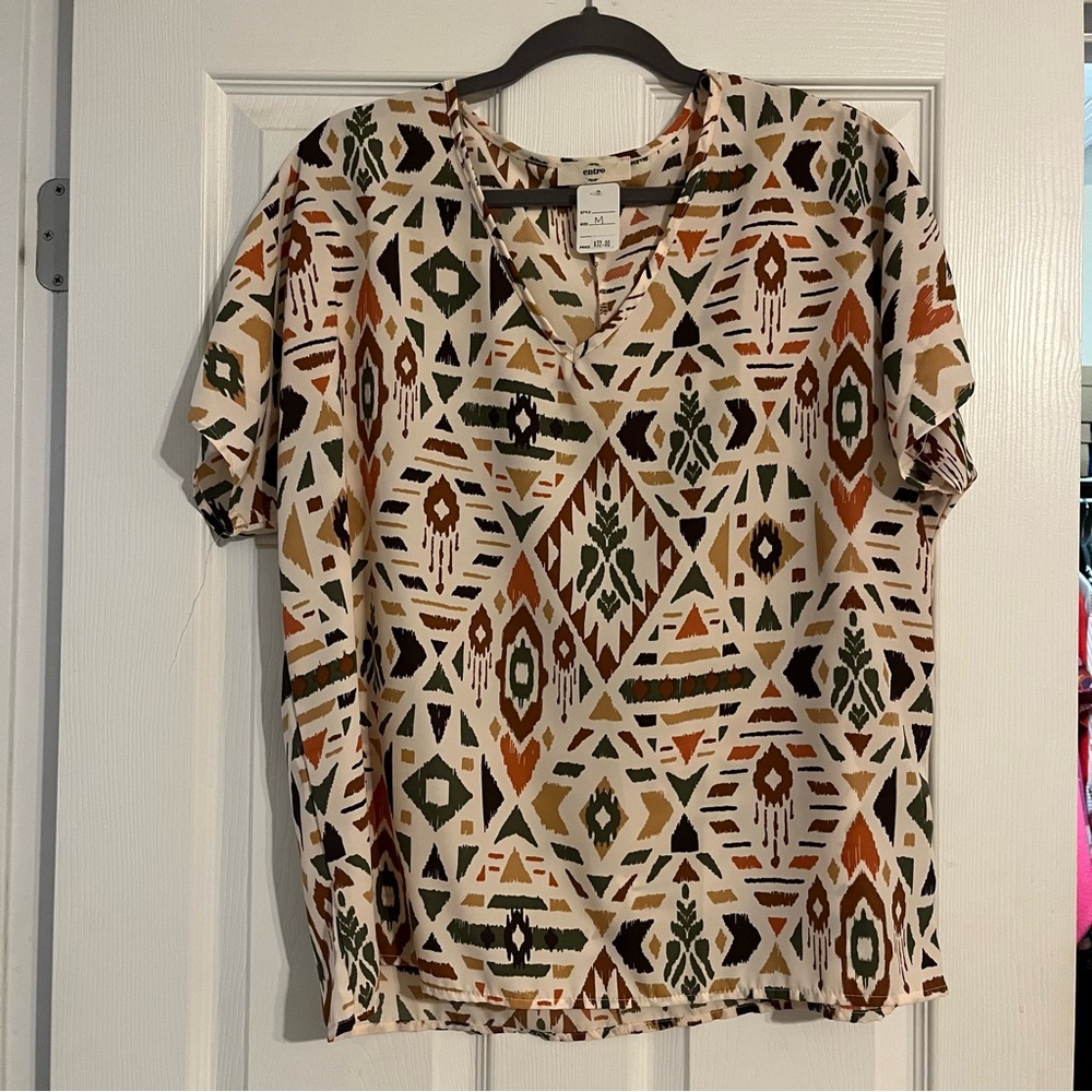 NWT Entro Size Medium Aztec Print Top - super cute print for transition to fall